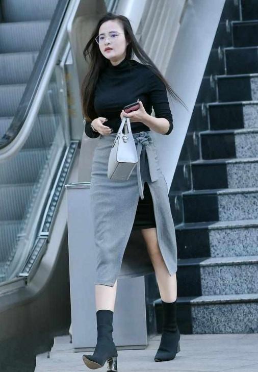 街拍美女的开叉裙，凸显出嫩白的大长腿，是一道美丽的风景线