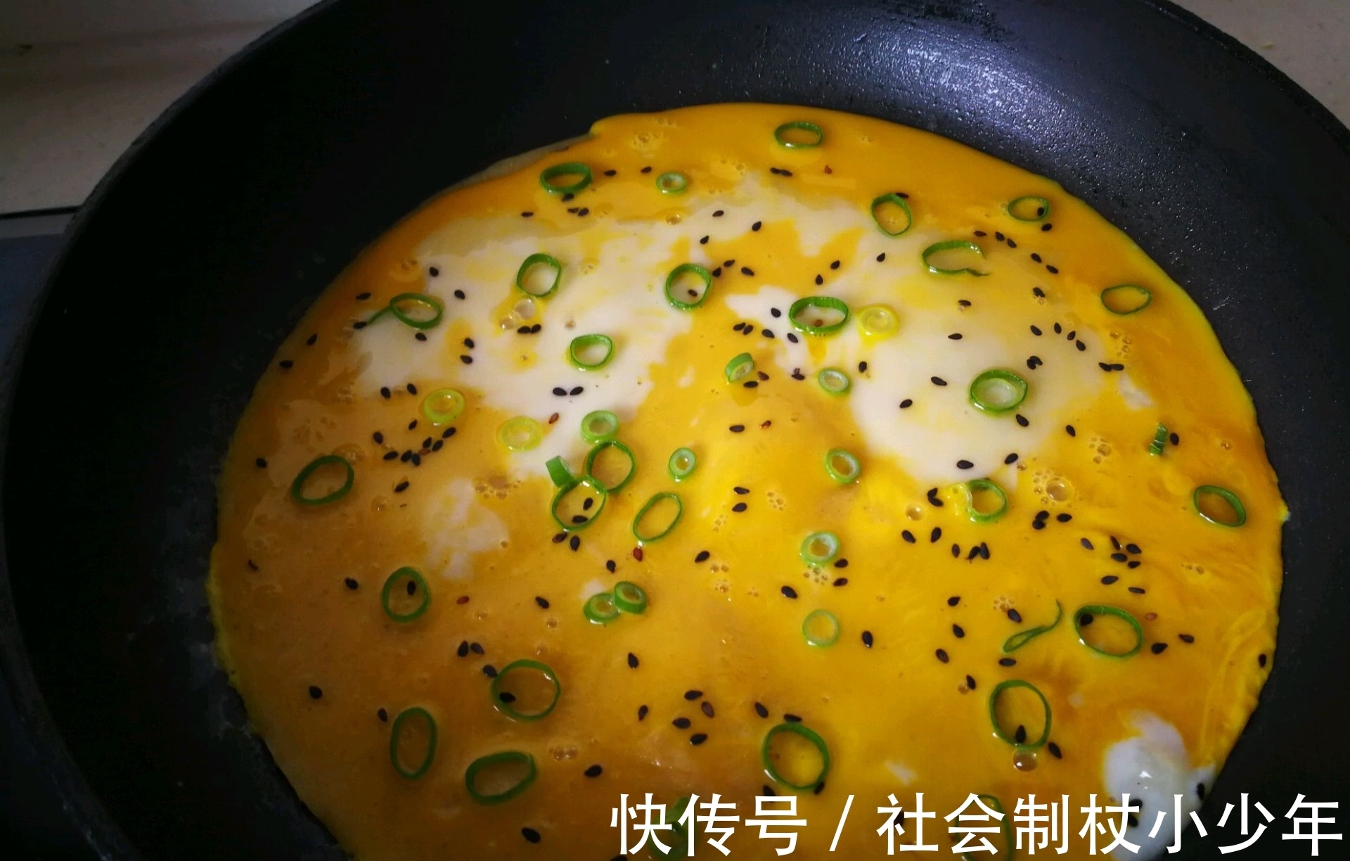 黑芝麻|早餐在家做鸡蛋煎饼，又薄又软，想吃什么加什么，方便快捷