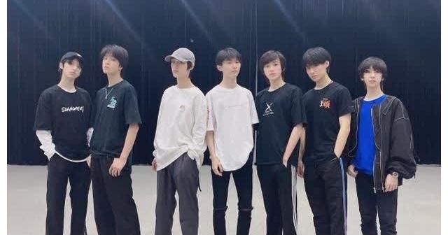 腹肌|團(tuán)綜路透：張真源秀腹肌，丁程鑫穿女裝，文軒CP好的像一個(gè)人