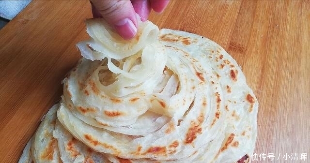 一碗面粉,开水一烫,简单搅一搅,柔软筋道,放凉不会硬,太好吃