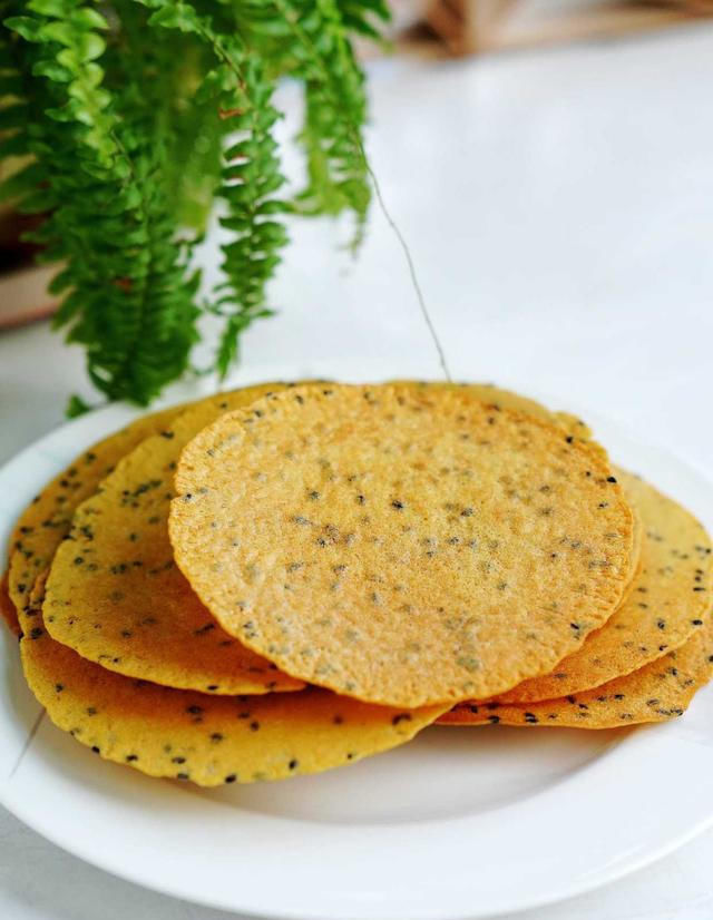  霍霍光|家里有玉米面的赶紧翻出来，跟我一起做这个嘎巴脆的小薄饼吃