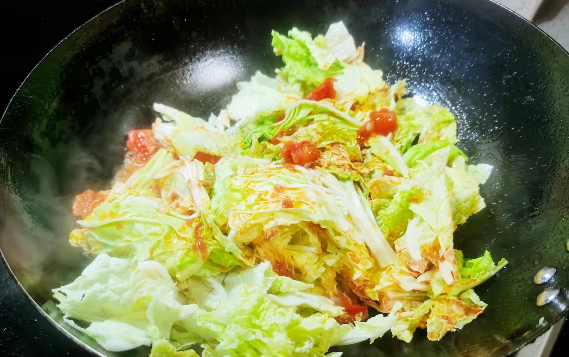 立冬后，西红柿和白菜结合，酸甜可口，省时又营养，不会吃可惜了