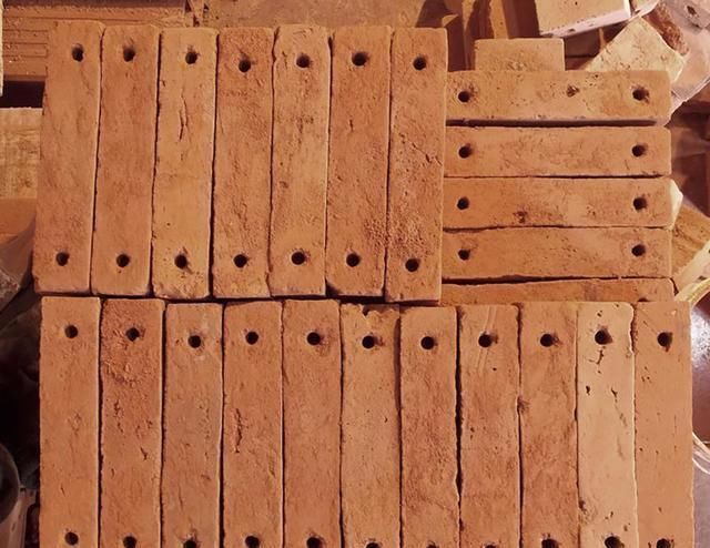 step|同样是砌红砖墙,国外不用水泥,细钢管串成一块模板,省一半工期