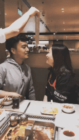 |搞笑GIF:姑娘 能不能告诉我你是怎样坐进去的