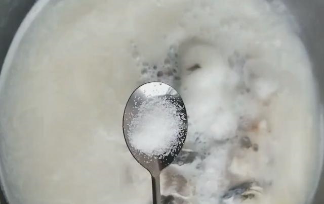 鲫鱼汤怎样炖像牛奶一样白?这3步是关键,做对了,鱼汤又白又鲜