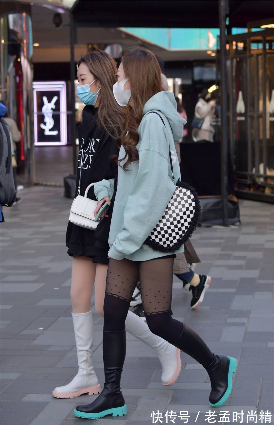 美女 街拍:小姐姐黑丝袜配上中筒靴,结合短裙更加自然,展现女性魅力