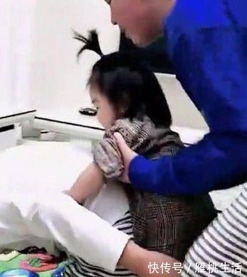 哥哥|宝妈出门办事，让哥哥带一会妹妹，回家看到的一幕感动不已