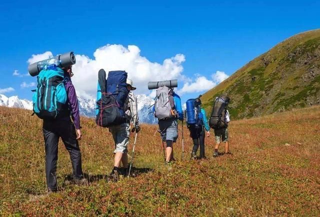 国人旅游喜欢拖着箱子到处跑，为什么欧美人却热衷于背包