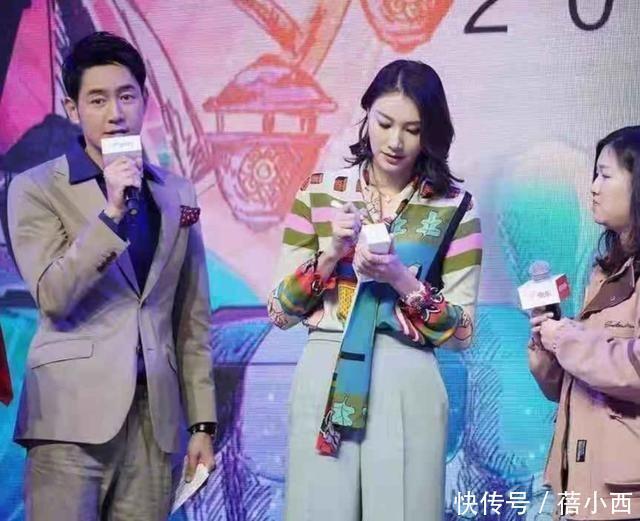 谢杏芳|谢杏芳真是自带超模气场,穿印花衬衫配阔腿裤,退役后气质大不同