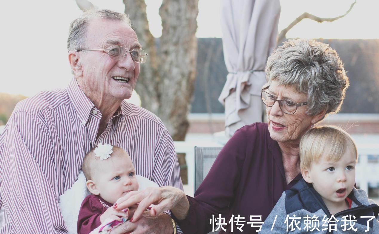 老人|老一辈带娃才放心?新一代“假带娃”出现,别把孩子一生给毁了