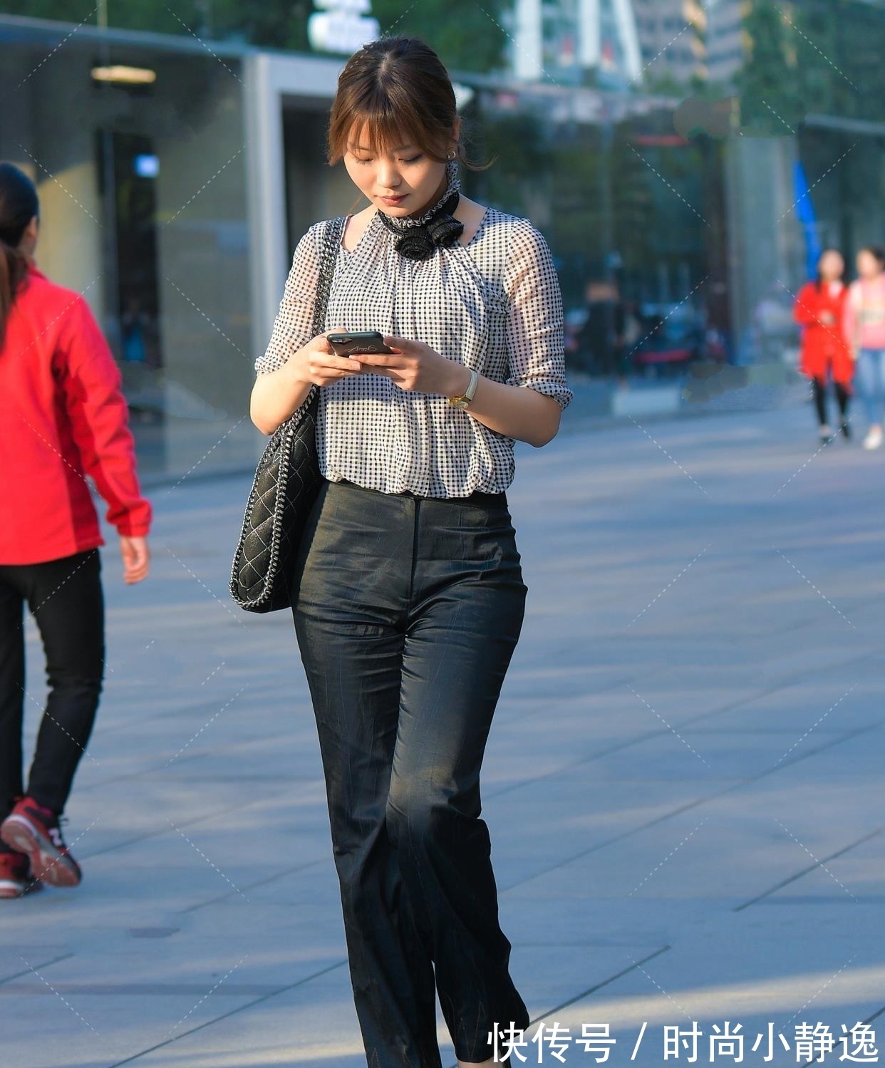 穿搭|格子复古挂脖镂空衬衫,黑白格子加上黑色蝴蝶结,日常通勤单品