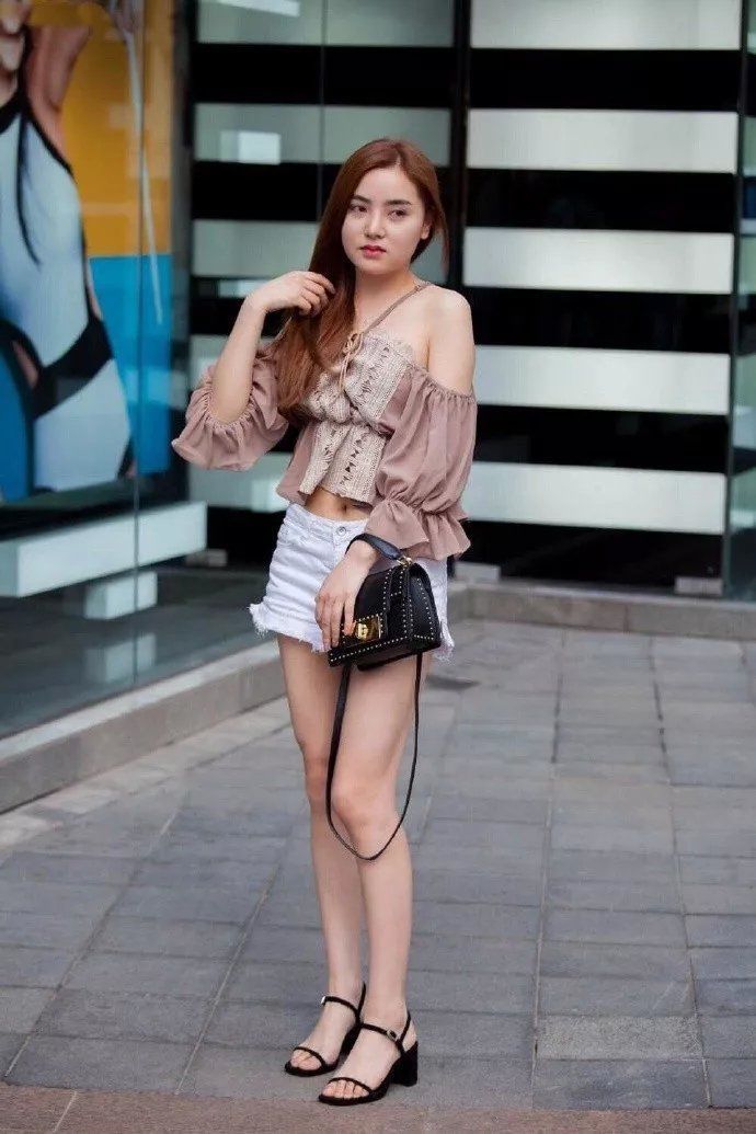 高跟鞋 一字领的上衣,宽松的袖摆结合胸前的印花,显得格外的浪漫