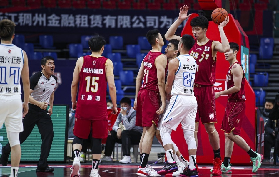浙江男篮|CBA赛场5人冲突!三人吃技术犯规,裁判反应获球迷称赞