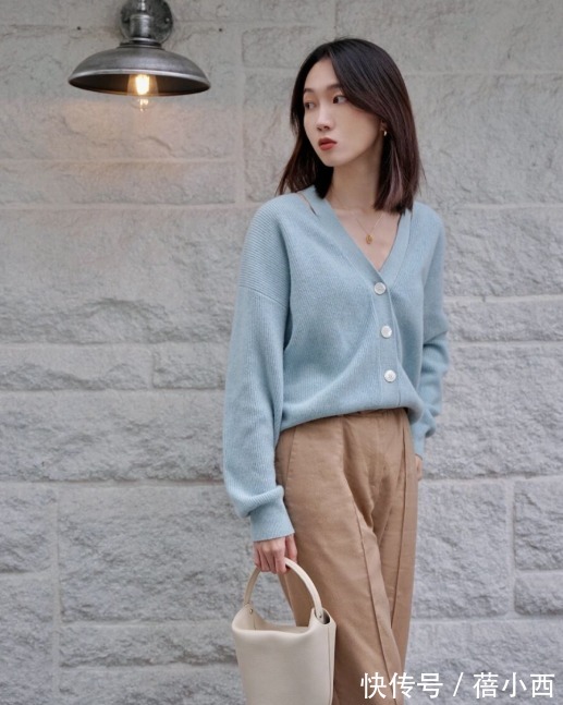 条纹衫 春天不一定穿衬衫才好看,穿针织衫搭配半身裙,裤子照样时髦高级