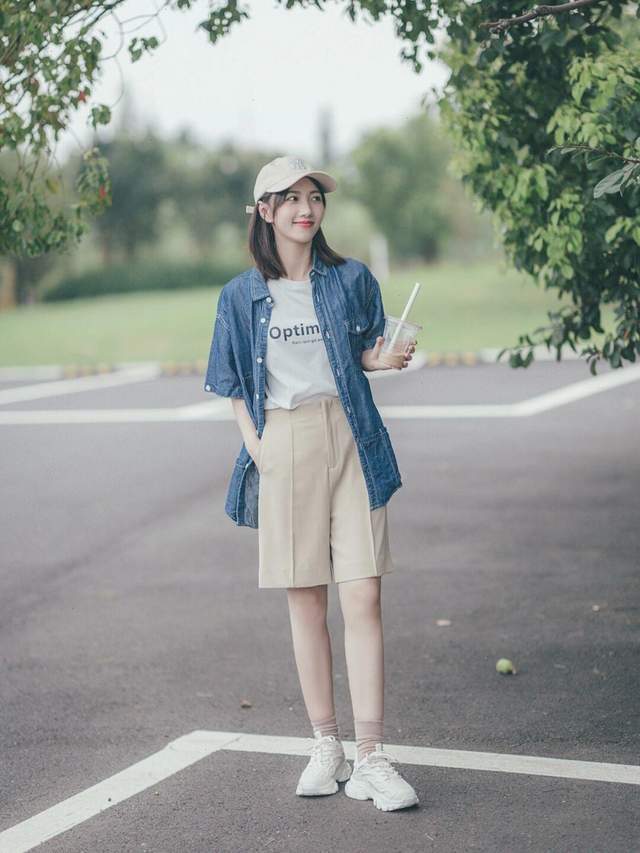 西服|想变成“商圈精英”的女神,试一试西服搭配波点连衣裙,高贵大气