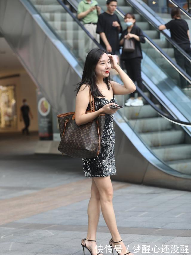 袁泉|有一种女生喜欢穿衣服,打破单调和刻板,我钦佩她