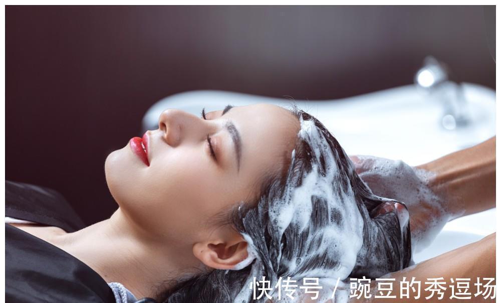 下体|分娩结束后,男医生又把手伸进产妇肚子里,别着急骂人是为了你好