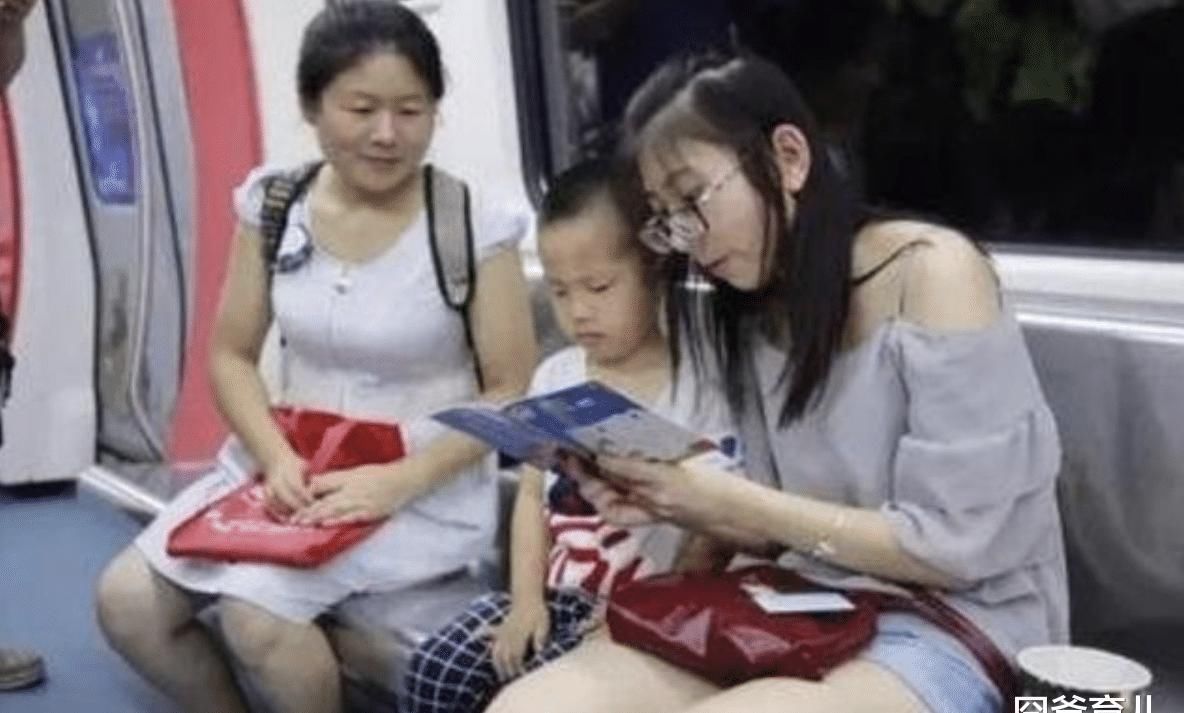 睡着|地铁上,女乘客靠着爸爸睡着,宝宝接下来的反应让人哭笑不得