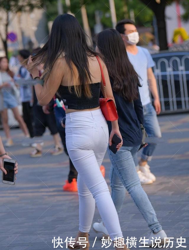 趣味|简单设计黑色平肩小款上衣，配上经典白色长裤，充满时尚趣味