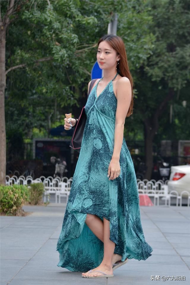 平底人|穿着绿色长裙，要搭配一双高跟鞋才好，而姑娘就选择平底人字拖