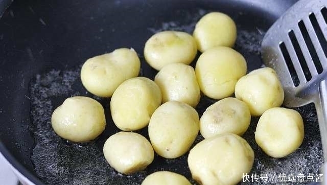 土豆|一块钱一斤的土豆, 用这个方法做, 全家人当零食吃!上桌就被抢光