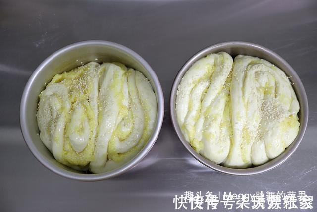 面团|面包没出炉就满屋飘蒜香，早餐零食不愁了，没菜没酱手撕吃一个