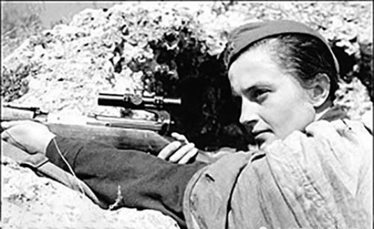 战争|二战传奇女狙击手，第一个被罗斯福接见的苏联平民，却在58岁去世