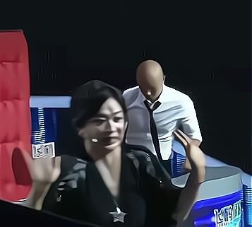 乐嘉首次公开露面，直播间潸然泪下，对《超级演说家》余怒未消