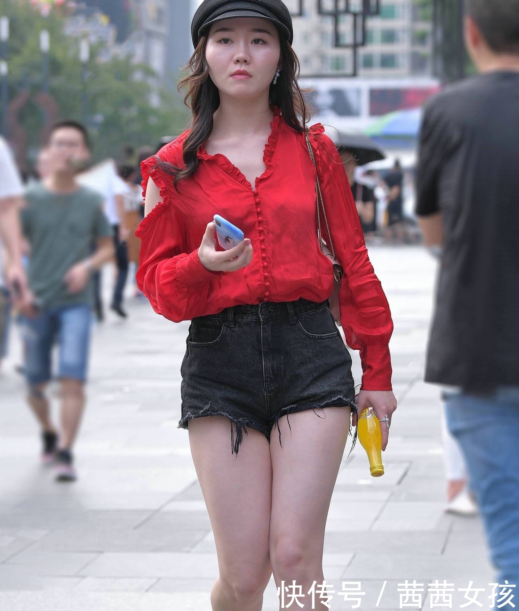 搭配|小姐姐修身版波点连衣裙,给人的感觉,却是很复古很港风