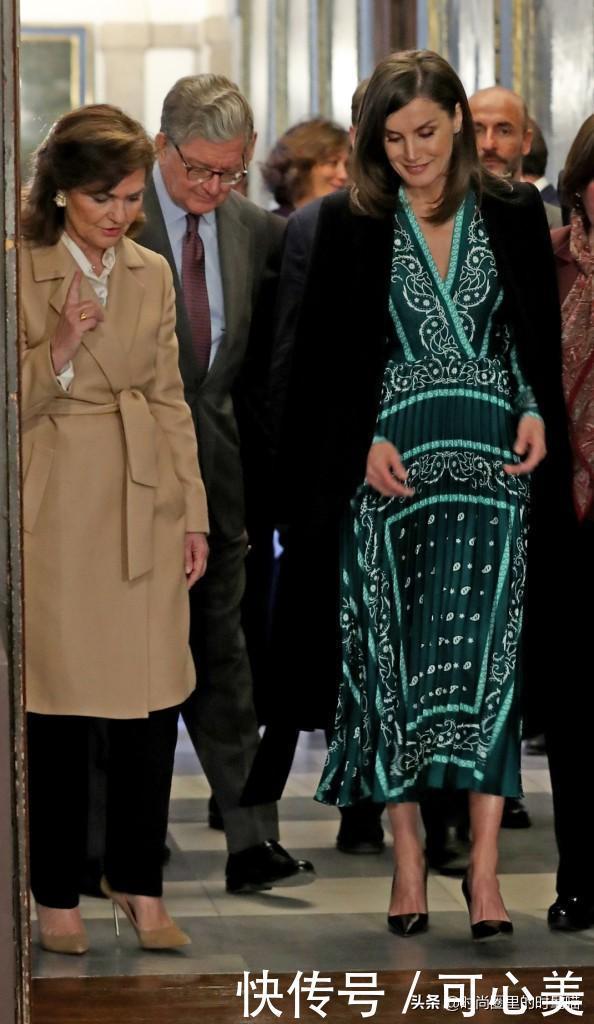 被西班牙王后高级感撩到，黑大衣配绿裙显高雅女人味，太会穿了！