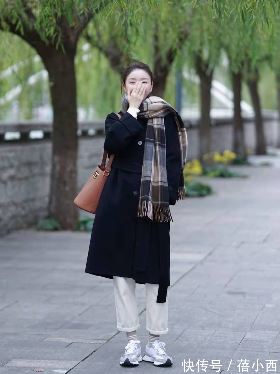 穿搭 谁说“黑大衣”已过时?采用这3种搭配方式,演绎不费劲的时髦感