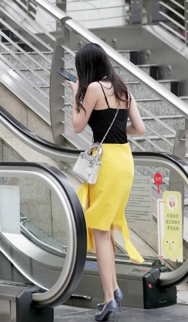 街拍美女：衣品出众的小姐姐，时尚靓丽的穿搭演绎别样之美