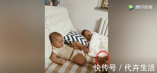 萌娃|妈妈睡得正香，宝宝在一旁保护，爸爸故意挑事，宝宝的反应太可爱