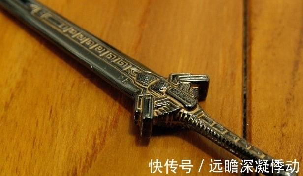 寒玉@神雕中有四样罕见的宝物,软猬甲排第四,第一不是玄铁重剑