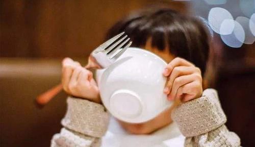易肥胖|这些喂饭方式如“慢性毒药”,逐渐摧毁娃的脾胃,家长手下留情