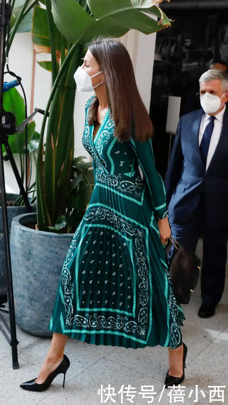 econ|西班牙王后越老越优雅，穿绿色印花裙大方自信，无惧皱纹与白发