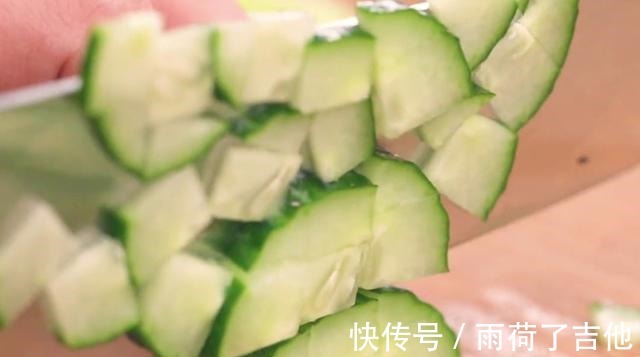 简单好吃的葱油黄瓜蒜香豆腐，软嫩营养又美味，老少皆宜的美食！