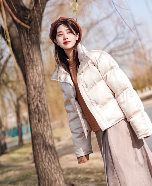 小姐姐 秋冬要给穿搭做减法,建议用“羽绒服+半身裙”,温柔显瘦更好看
