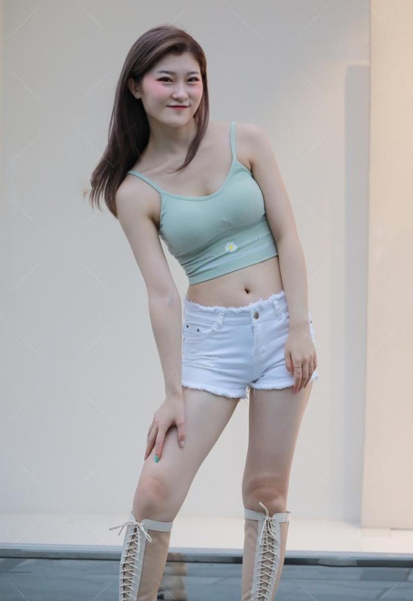 毛边 奶油里小背心,搭配毛茸茸短裤,超可爱超性感的小清新穿搭