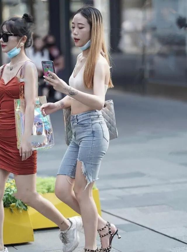 九分裤失宠了, 如今“五分裤”才是香饽饽, 时髦百搭又青春活力!