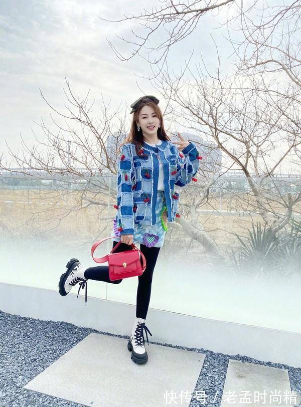 少女感|一身桑葚牛仔俏皮减龄,身材变平很有少女感