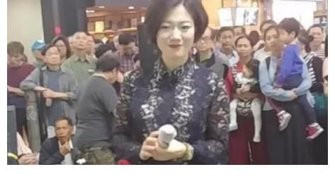 难忘今宵|她是《星光大道》的冠军，屡次登上春晚，如今却在街头卖唱！