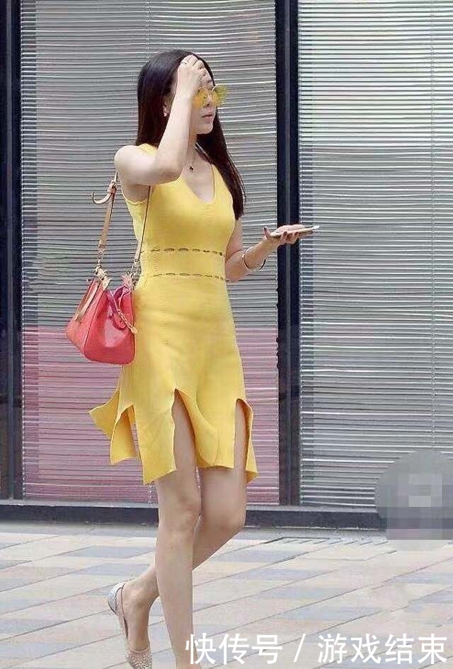 丰腴|街拍:成熟大方知性的美女,曲线丰腴,显眼时尚很有美感!