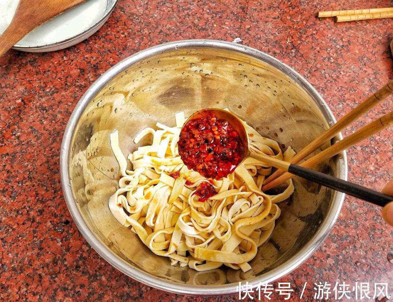 开胃小菜凉拌豆皮，简单拌一拌就上桌，家人百吃不厌