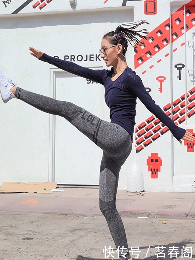 街拍:打底裤小姐姐的搭配清凉穿搭,穿出个性时尚风