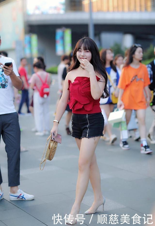 无袖|时尚街拍：无袖上衣搭配紧身裤，凸显女性魅力