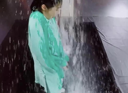 王牌剧本太明显，因嘉宾咖位太大不敢较真，关晓彤花花沈腾被淋成落汤鸡！