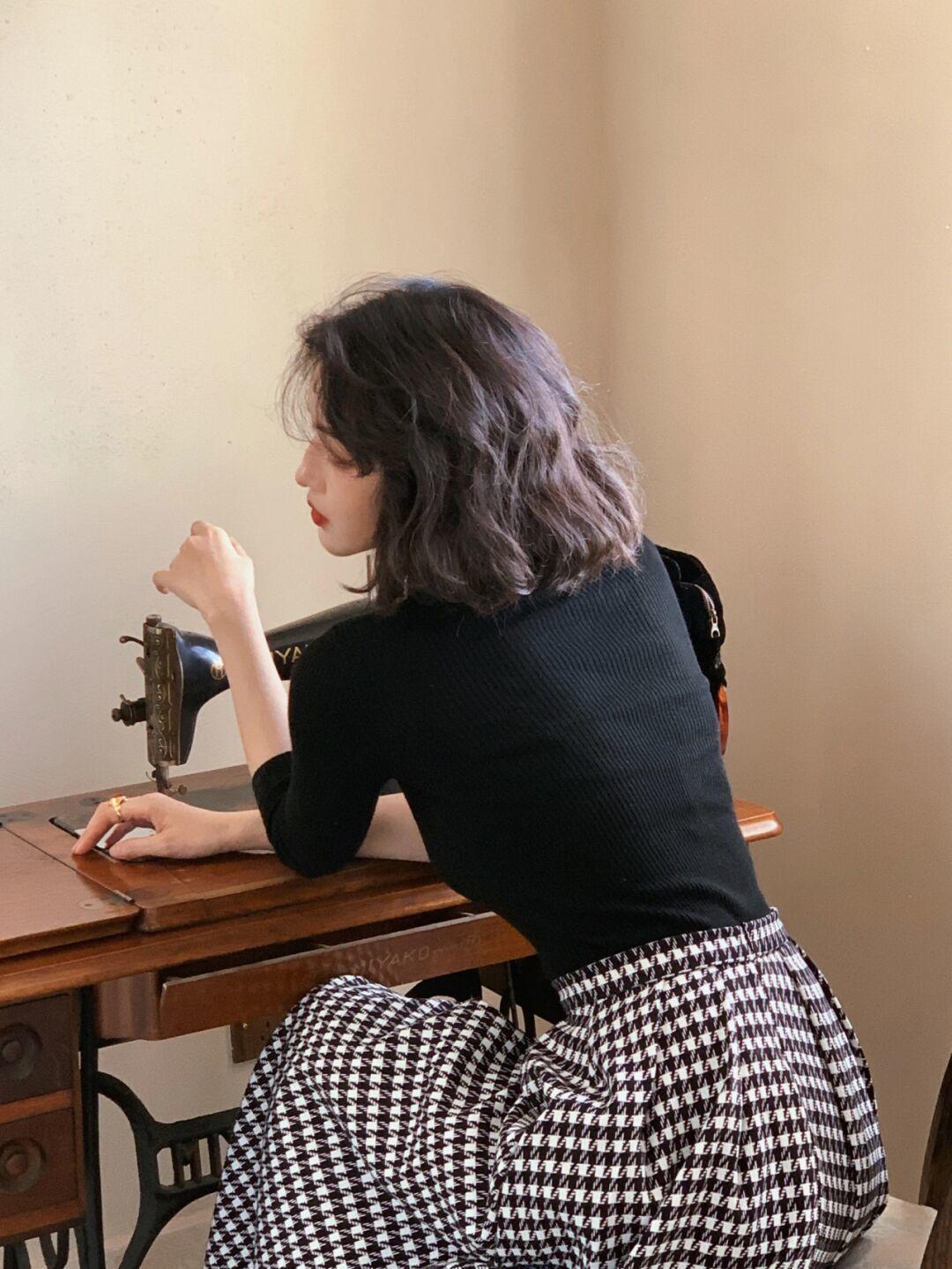 高跟鞋 秋天不一定要穿黑白灰,蓝色v领针织+半身裙,上身照样好看!