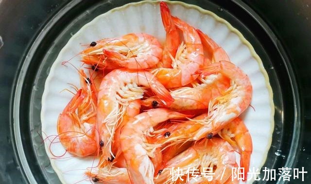 老少皆宜|西蓝花和虾仁搭配,随手一炒就是一盘下饭菜,家人都爱吃!