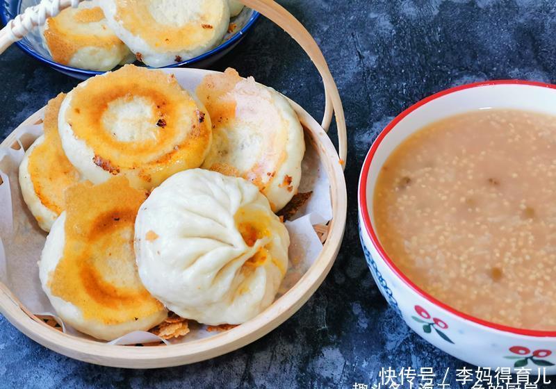  40岁阿姨的一人食早餐，素馅煎包搭配米粥，清淡不腻吃得舒服